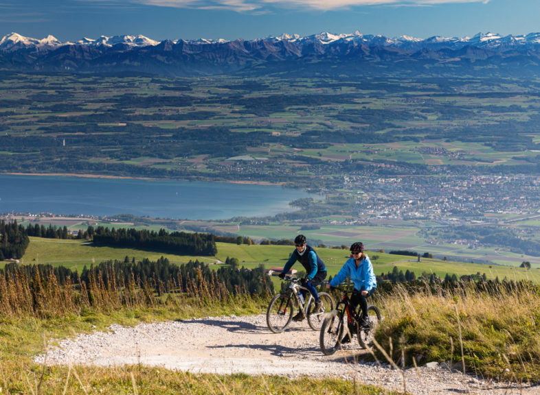 Tour en VTT au Chasseron, avec vue panoramique sur la chaîne des Alpes © www.vincentbourrut.ch