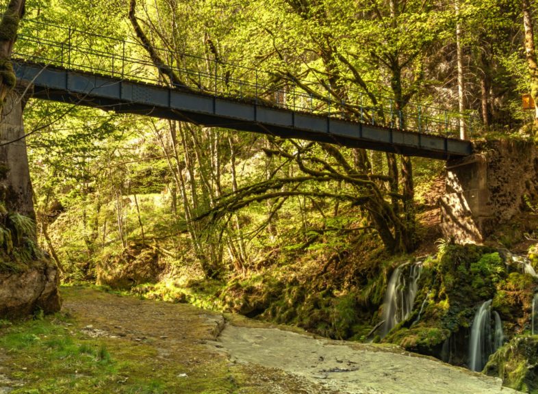 Passerelle bleue Montcherand © Kurtishtphotography