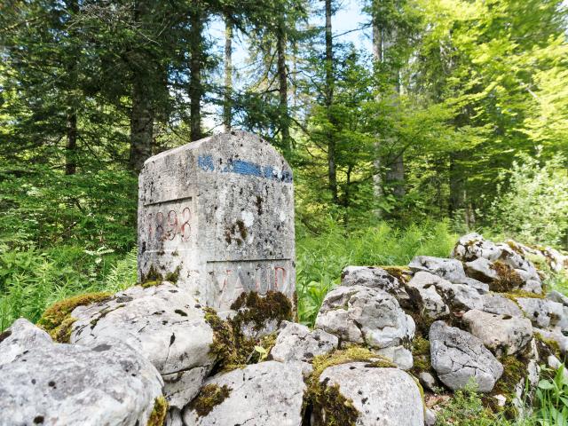sentier-des-bornes_DEFAULT.jpg