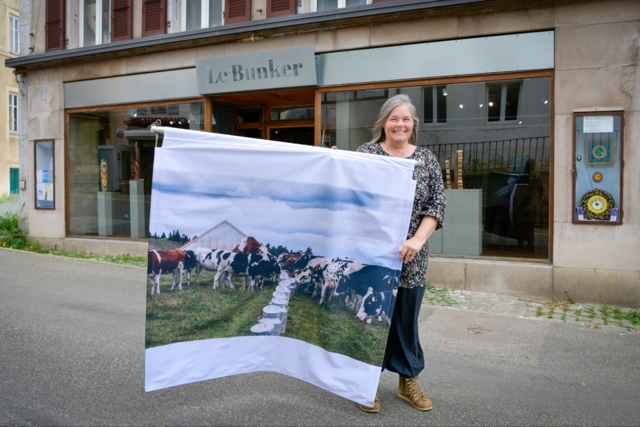 jenny-anne-et-drapeau-jpg_DEFAULT.jpg
