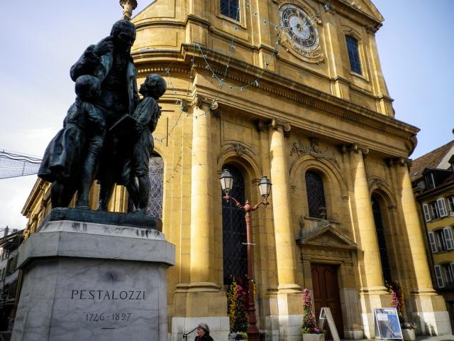 statue-pestalozzi-et-temple_DEFAULT.jpg